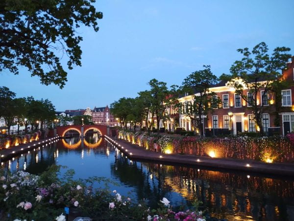 ハウステンボスのバラ時期の夜景(眼鏡橋)